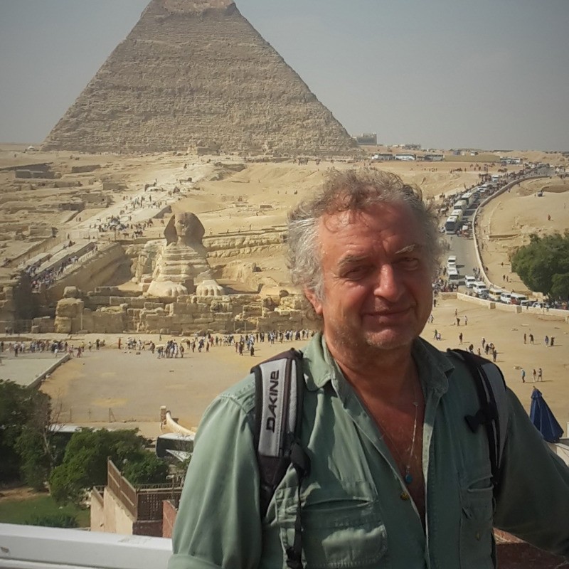Martin Bernklau vor einer Pyramide