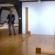 Kurator Rainer Lawicki bei der "Holz"-Ausstellung mit Werken von Chrisdtian Wulffen und Felix Droesens (flachgelegter) "Hölderlinsäule im Hintergrund. Foto: Martin Bernklau