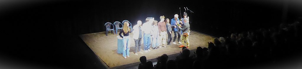 In die langen Ovationen des Publikums hinein Blumen vom Intendanten Enrico Urbanek für das Schauspielerquartett und das Team um Regisseurin Annette Müller. Foto: Martin Bernklau